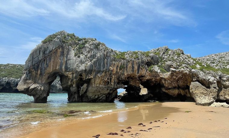 existen muchas playas preciosas que se pueden visitar entre los pueblos más lindos de Asturias