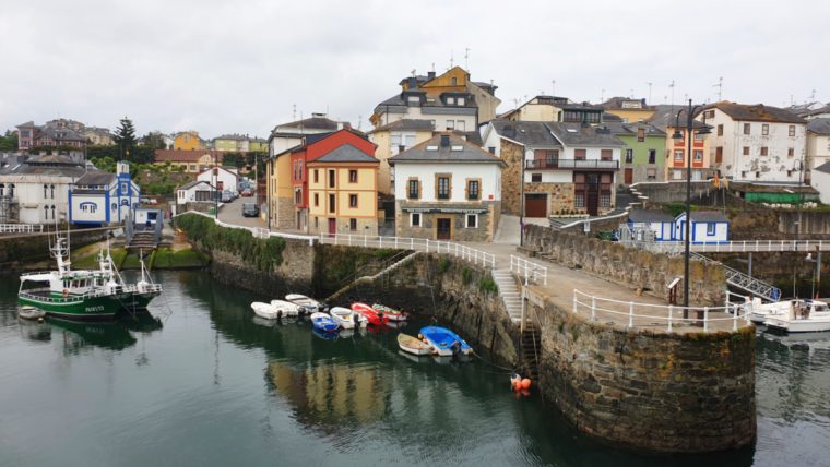 Puerto de Vega es uno de los pueblos pesqueros más bonitos de Asturias. 